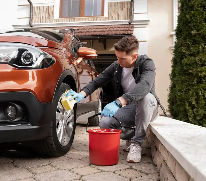 Lavage auto à domicile Espiens : professionnel intervenant sur un véhicule